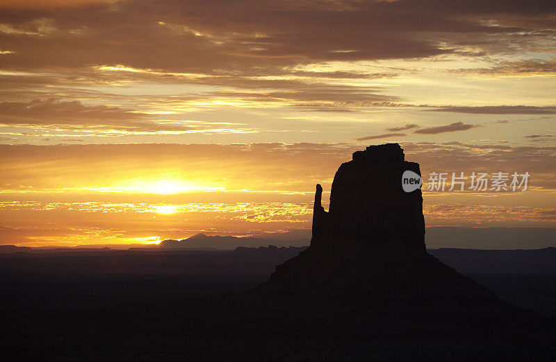 纪念碑谷:黎明时分的东Mitten Butte